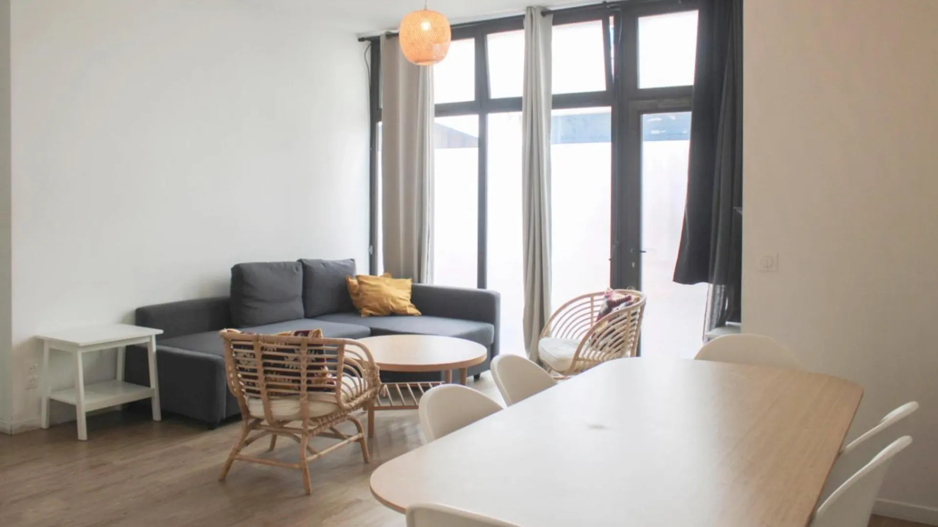 Spacious Appt Close To Place Monge location